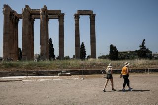Τουρίστες σε αρχαιολογικό χώρο υπό συνθήκες καύσωνα
